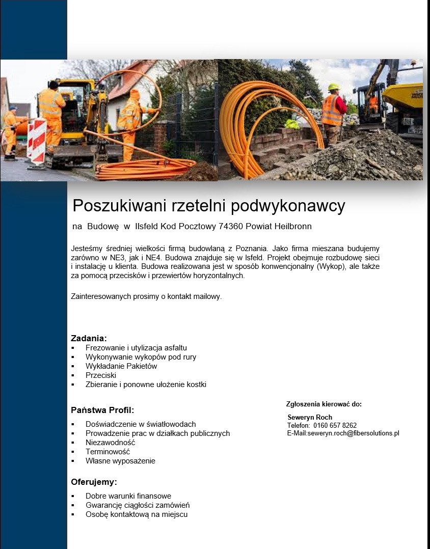 Prace ziemne przy budowie sieci światłowodowej: robotnicy w pomarańczowych kombinezonach układają pomarańczowe rury w wykopie, w tle minikoparka i zabudowania.