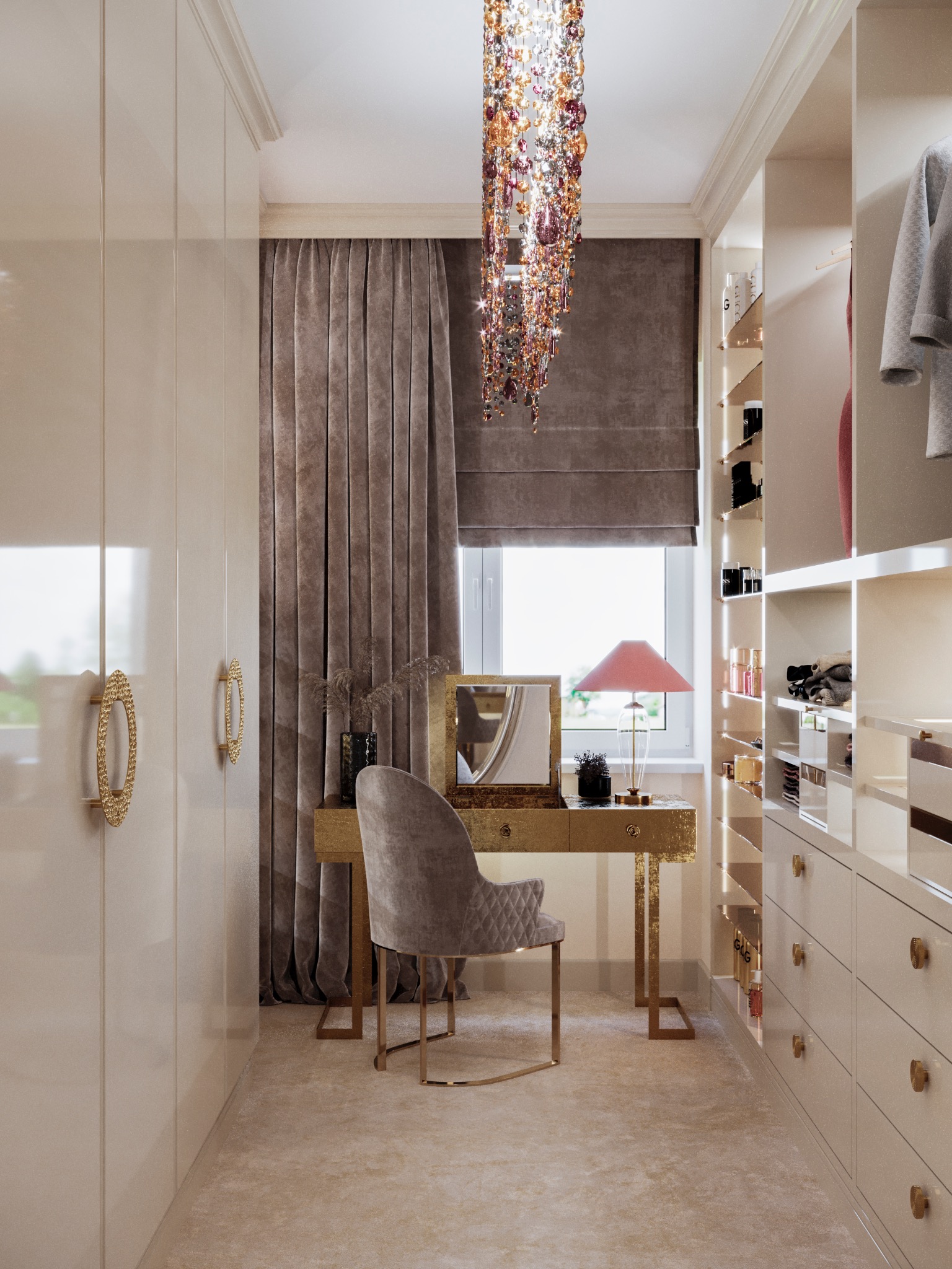 Elegancka garderoba z toaletką w stylu glamour, beżowe szafy z ozdobnymi uchwytami, kryształowy żyrandol, szary welurowy fotel.