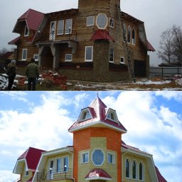 Sh&K - Porównanie stanu surowego i wykończonego domu z wieżą, ukazujące zmiany w elewacji, kolorystyce i otoczeniu.