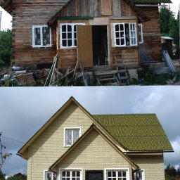 Sh&K - Porównanie stanu domu przed i po renowacji: od surowego drewna do elewacji w jasnym odcieniu z imitacją cegły i nowymi oknami z białymi szprosami.