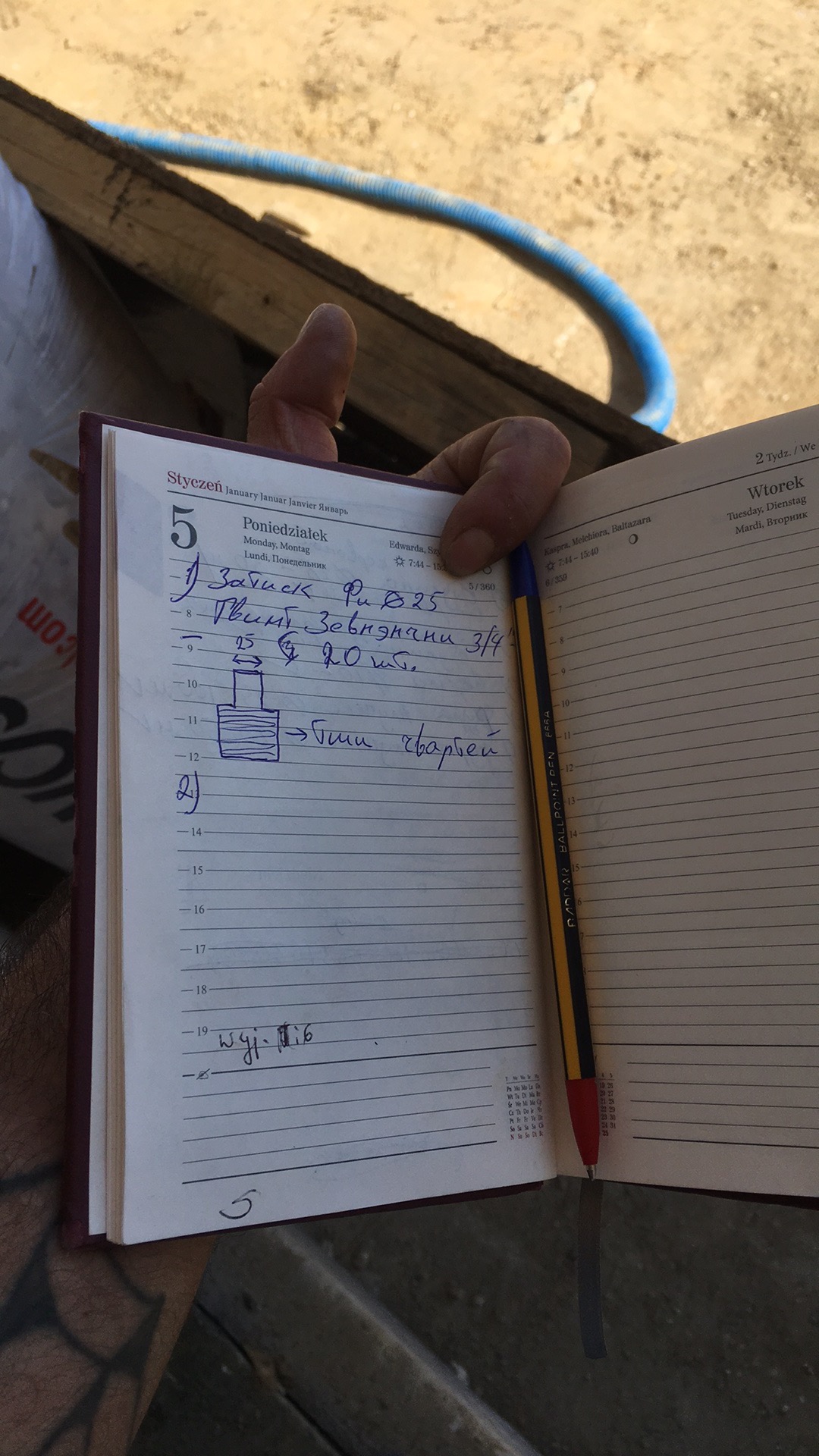 Otwarty notatnik z odręcznymi zapiskami i rysunkiem technicznym elementu instalacyjnego, obok leży ołówek.