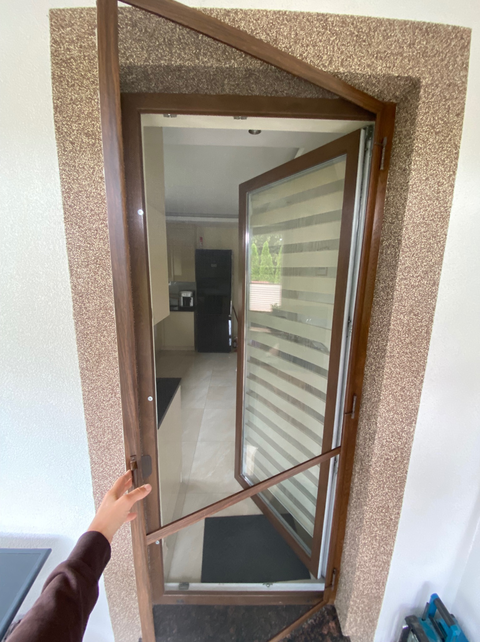 Drzwi moskitierowe z poprzeczką wzmacniającą oraz zawiasami samodomykającymi