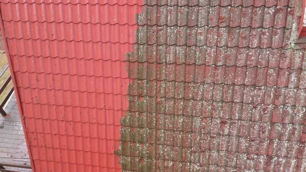 Częściowo umyty czerwony dach z dachówki ceramicznej, po lewej stronie czysty, po prawej pokryty mchem i zabrudzeniami.