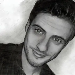 Czarno-biały portret mężczyzny z lekkim uśmiechem, wykonany ołówkiem na papierze.