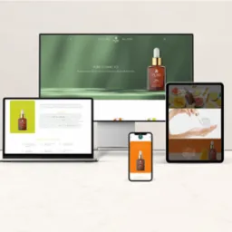 Responsywny układ strony internetowej kosmetyków na monitorze, laptopie, tablecie i smartfonie, prezentujący identyczny produkt z różnymi ujęciami.