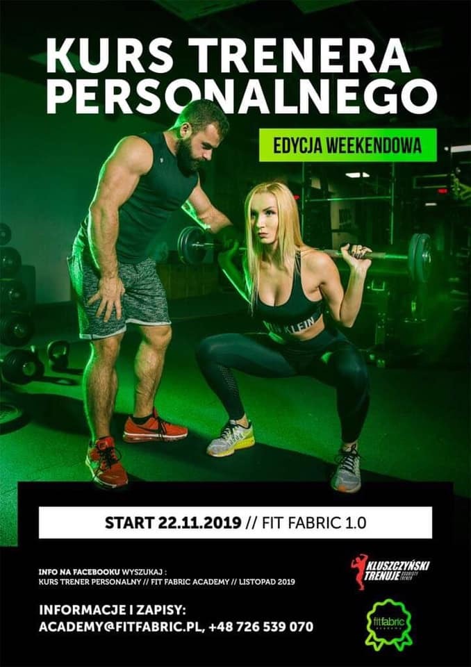 Plakat reklamowy kursu trenera personalnego: mężczyzna w sportowym stroju asekuruje blondynkę wykonującą przysiad ze sztangą w siłowni.