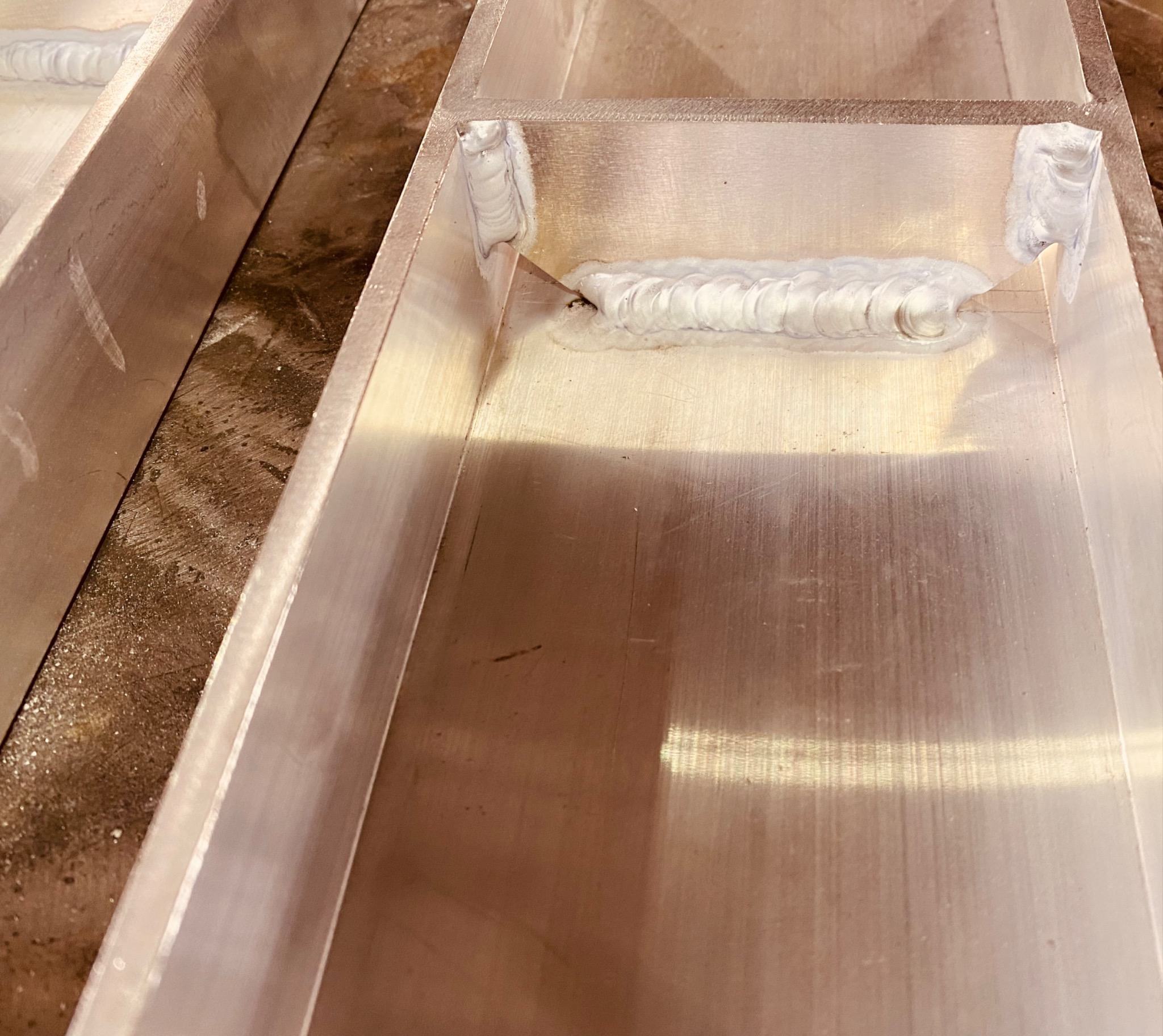 Spoina na aluminiowej konstrukcji wykonana przez firmę z Bydgoszczy, widoczne ślady po spawaniu.