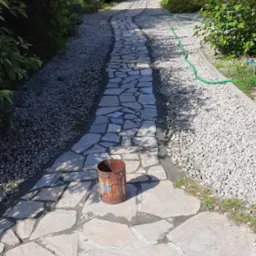 Wykonanie chodnika z kamienia