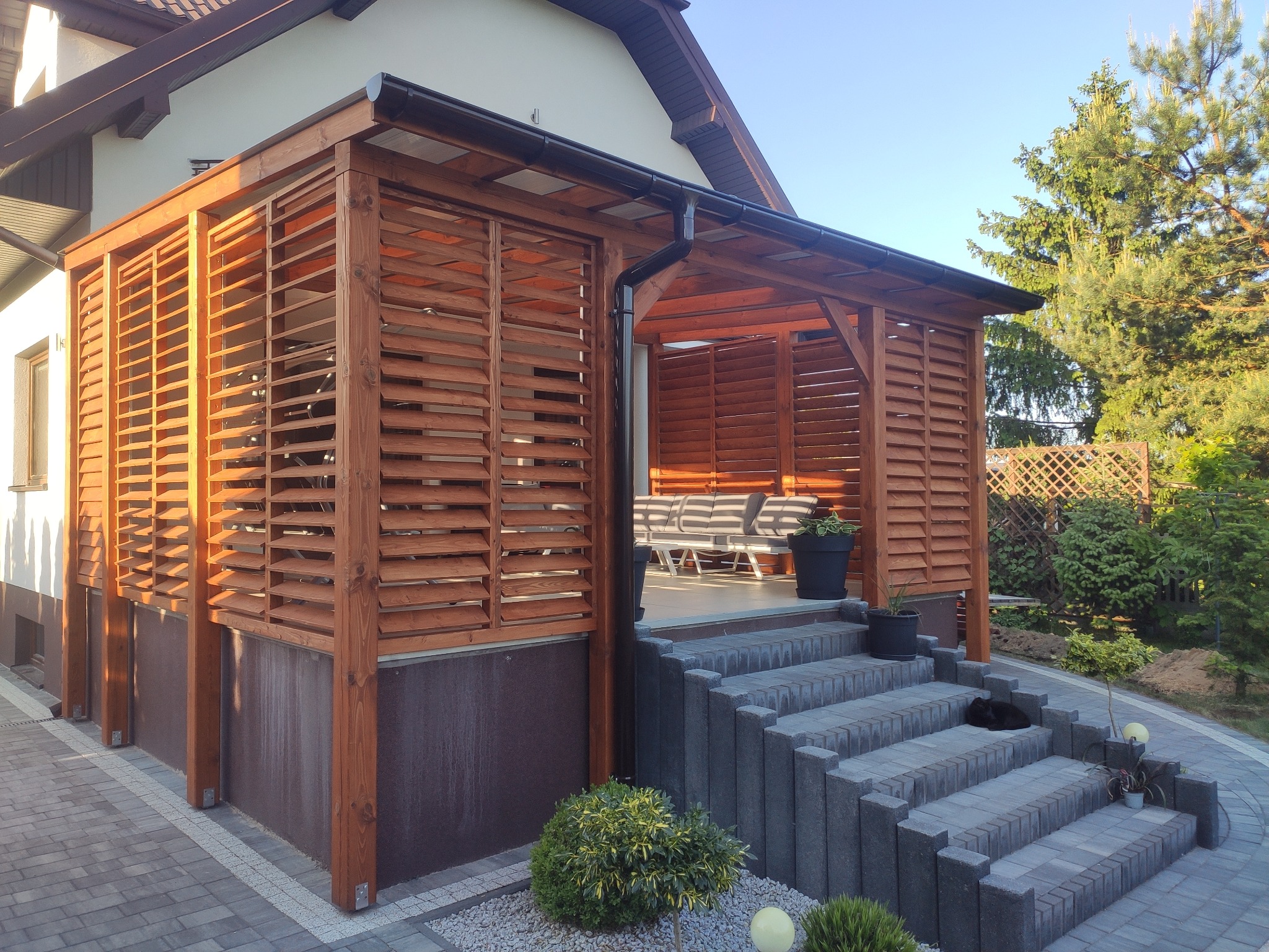 Taras zadaszony poliwęglanem komorowym + modrzewiowe żaluzje