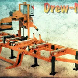 Pomarańczowa, stacjonarna, pozioma piła taśmowa do drewna Wood-Mizer 40, z napisem Drew-Mar na tle teksturowanej ściany.