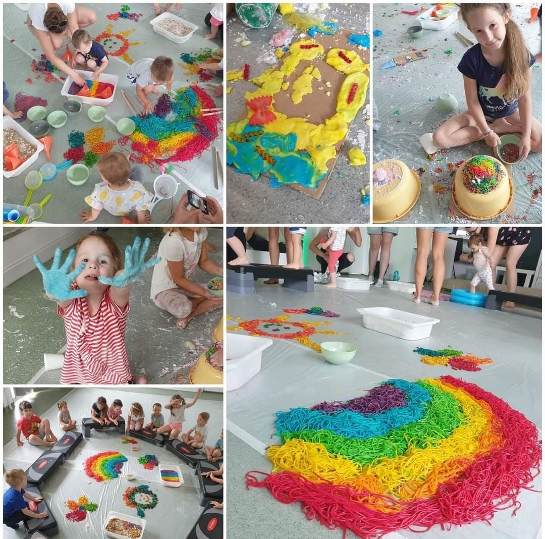 Kolaż zdjęć z zabaw sensorycznych dla dzieci: malowanie rączkami na niebiesko, układanie tęczy z kolorowego makaronu, tworzenie abstrakcyjnych kompozycji z ciastoliny i innych materiałów, dzieci...