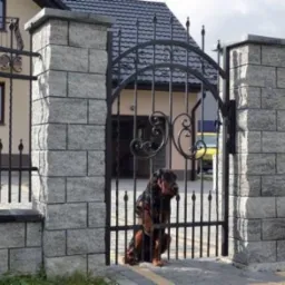 Budowa ogrodzenia z bloczków łupanych