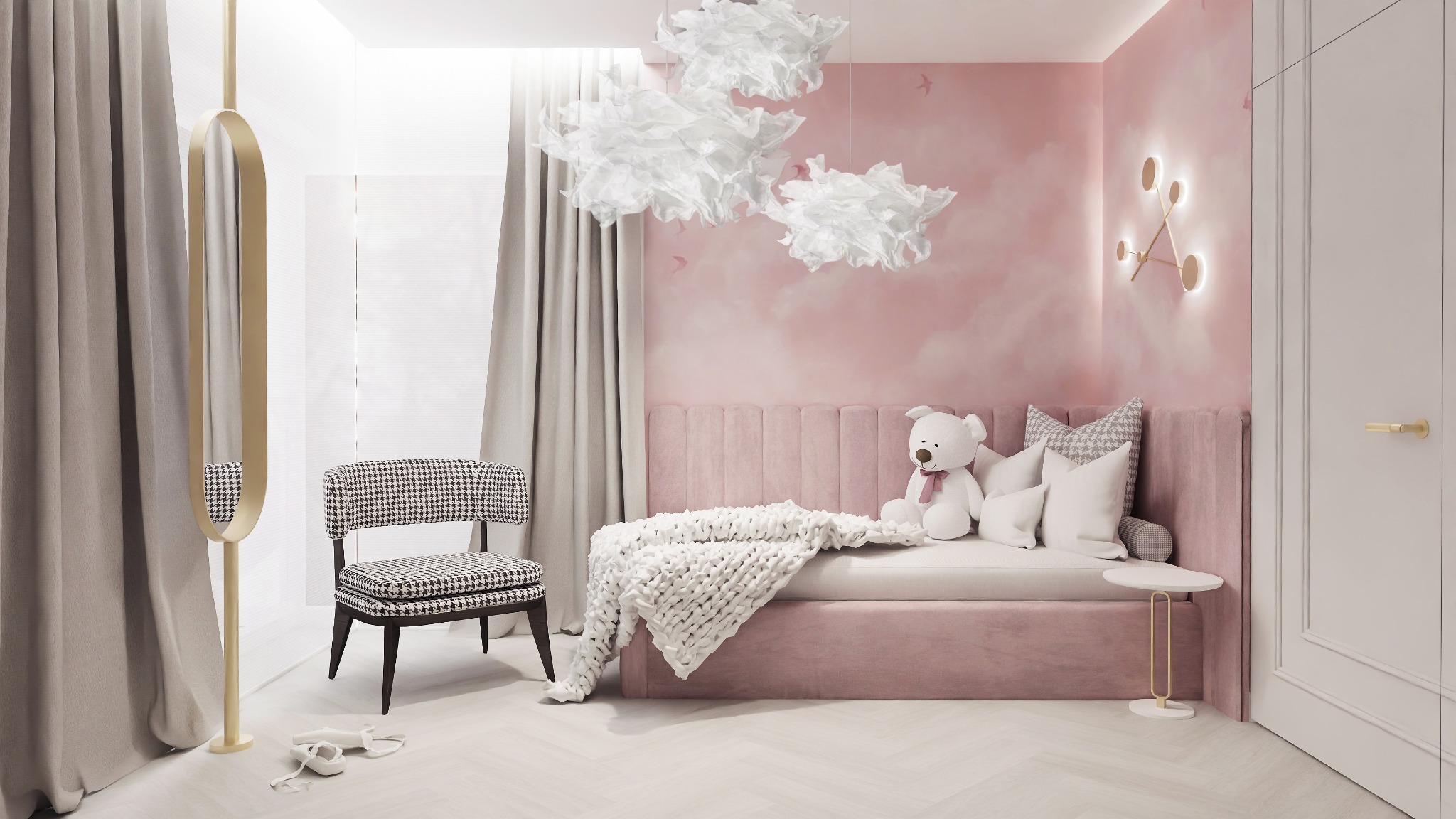 Pokój dziecięcy w odcieniach różu z łóżkiem z wezgłowiem, białym pluszowym misiem, krzesłem w pepitkę, designerską lampą sufitową i złotym lustrem stojącym.