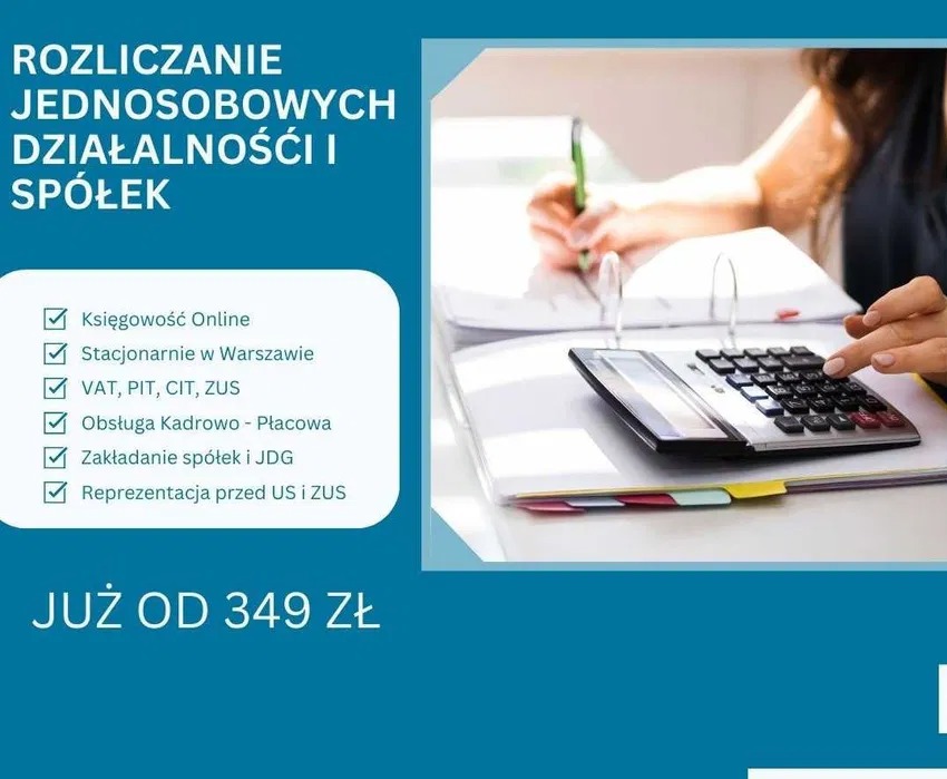 Kobieta przy biurku, kalkulator i dokumenty w segregatorze, rozliczenia finansowe działalności gospodarczych i spółek.