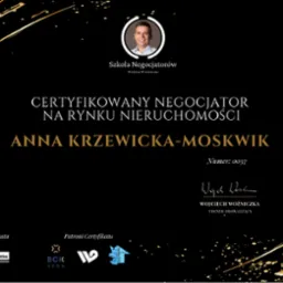 Certyfikat dla Anny Krzewickiej-Moskwik jako certyfikowanego negocjatora na rynku nieruchomości, wydany przez Szkołę Negocjatorów Wojtka Woźniczki, z logo partnerów Morizon.pl i Gratka.