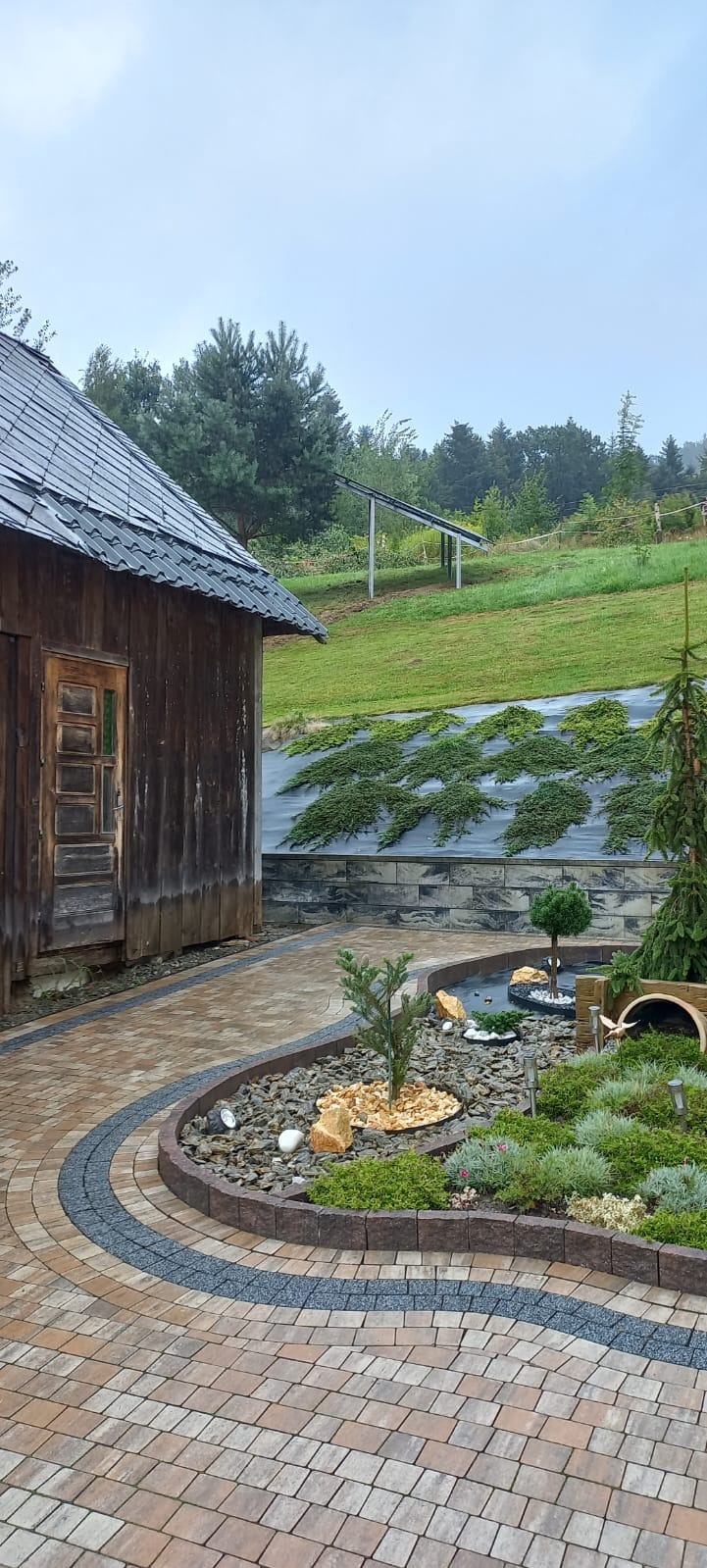 Montaż paneli fotowoltaicznych na konstrukcji gruntowej