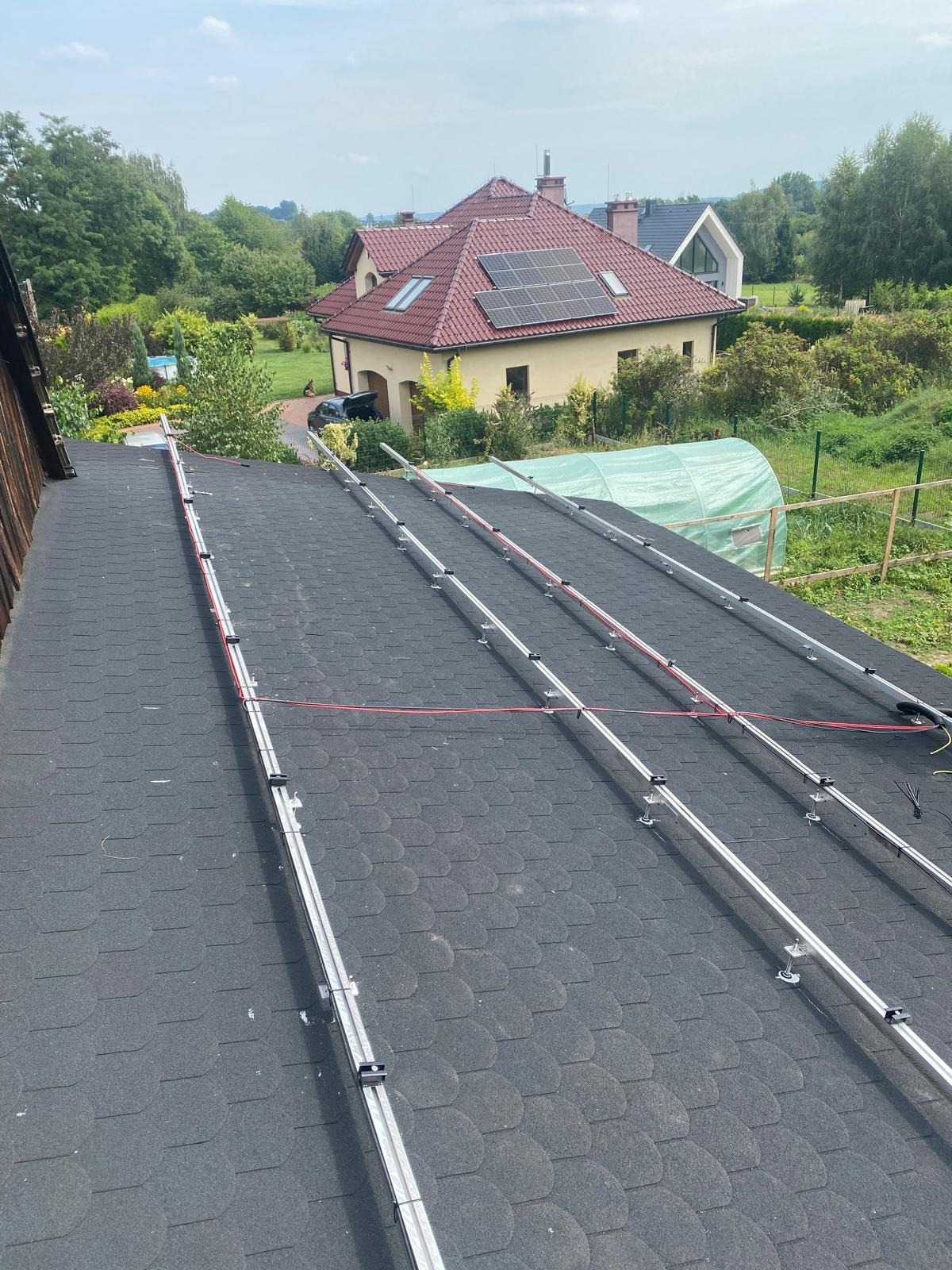 Montaż paneli fotowoltaicznych na papie