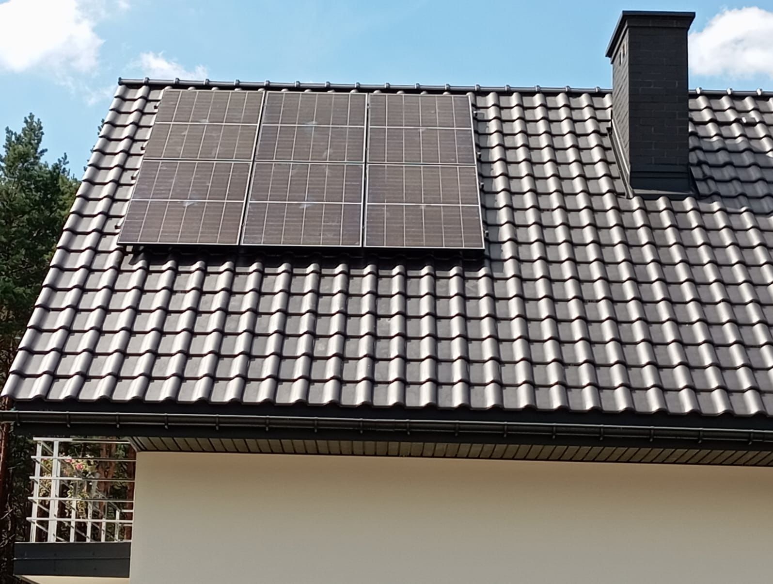 Montaż paneli fotowoltaicznych na dachu