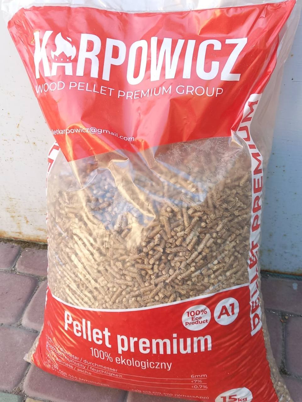 Worek z pelletem drzewnym premium marki Karpowicz, widoczny napis '100% ekologiczny', oznaczenie A1, specyfikacja techniczna na worku.