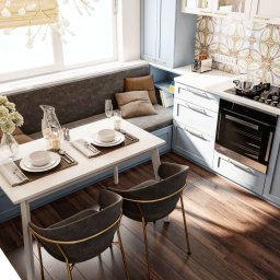 Komarova Design - Jasna kuchnia z zabudową w odcieniach błękitu, drewnianą podłogą i narożnym siedziskiem z poduszkami, stół z nakryciem dla dwóch osób, dekoracyjne płytki nad blatem.