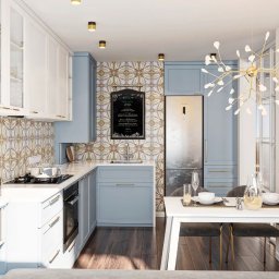 Komarova Design - Kompaktowa kuchnia w stylu eklektycznym z białymi i błękitnymi szafkami, marmurowym blatem, ozdobnymi płytkami backsplash, czarną tablicą menu i złotym żyrandolem nad stołem jadalnym z szarymi...