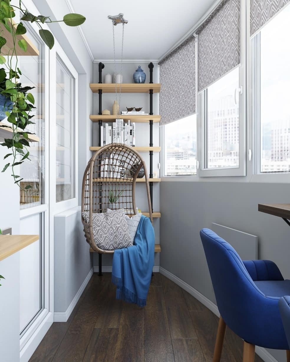 Przytulny balkon z wiszącym fotelem, drewnianymi półkami, roletami w geometryczny wzór i roślinami doniczkowymi.