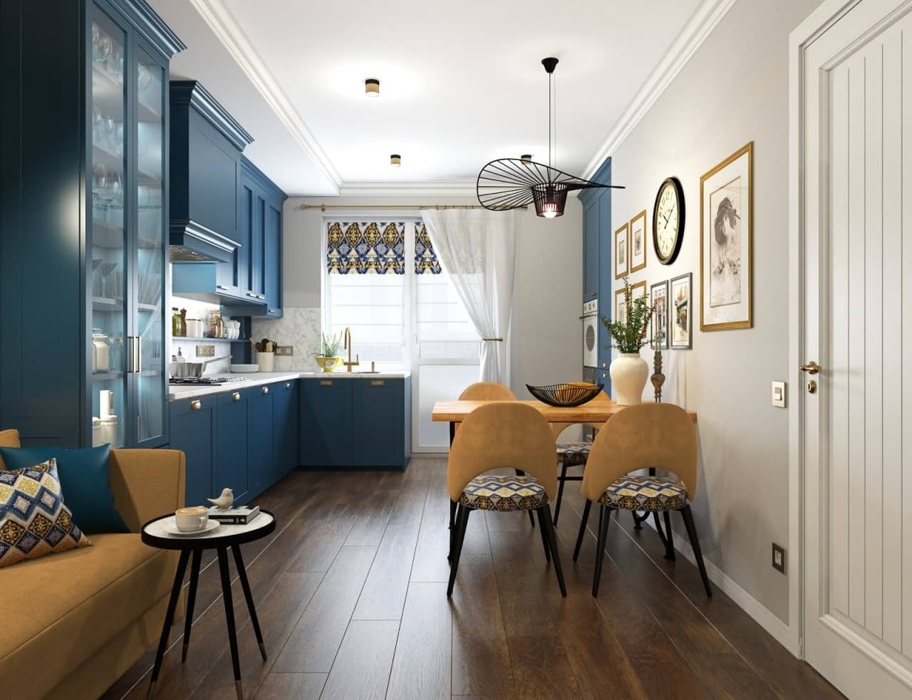 Niebieska kuchnia z jadalnią: eleganckie szafki z przeszklonymi witrynami, marmurowy blat, drewniany stół z beżowymi krzesłami w geometryczne wzory, dekoracyjne zasłony i lampa w stylu retro.