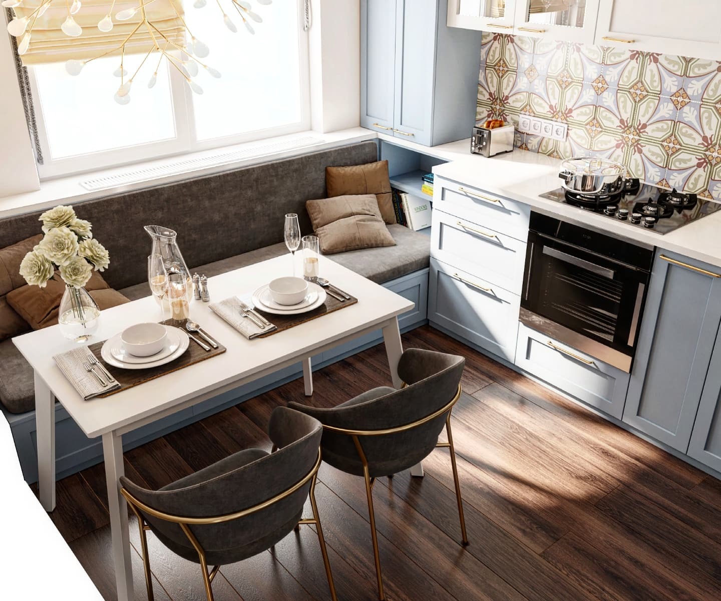 Jasna kuchnia z zabudową w odcieniach błękitu, drewnianą podłogą i narożnym siedziskiem z poduszkami, stół z nakryciem dla dwóch osób, dekoracyjne płytki nad blatem.