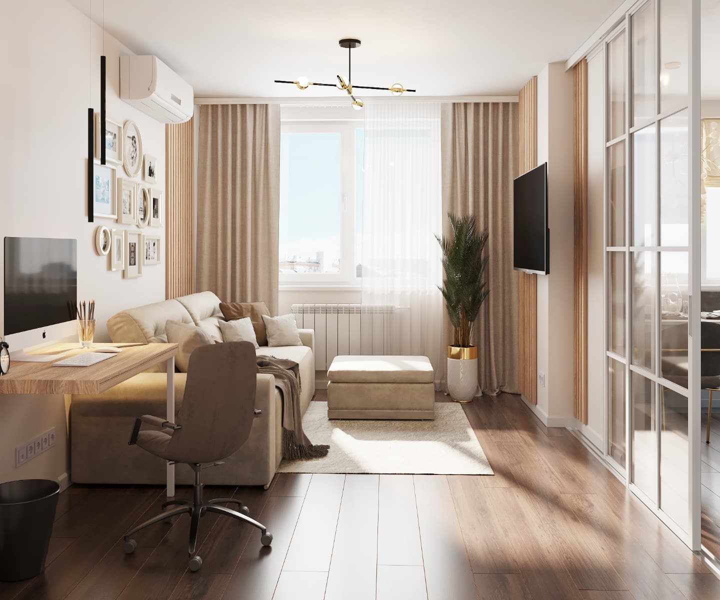 Jasne wnętrze salonu z wydzielonym miejscem do pracy: beżowa sofa z poduszkami, biurko z komputerem, ściana z galerią zdjęć, drewniana podłoga i przesuwne szklane drzwi.