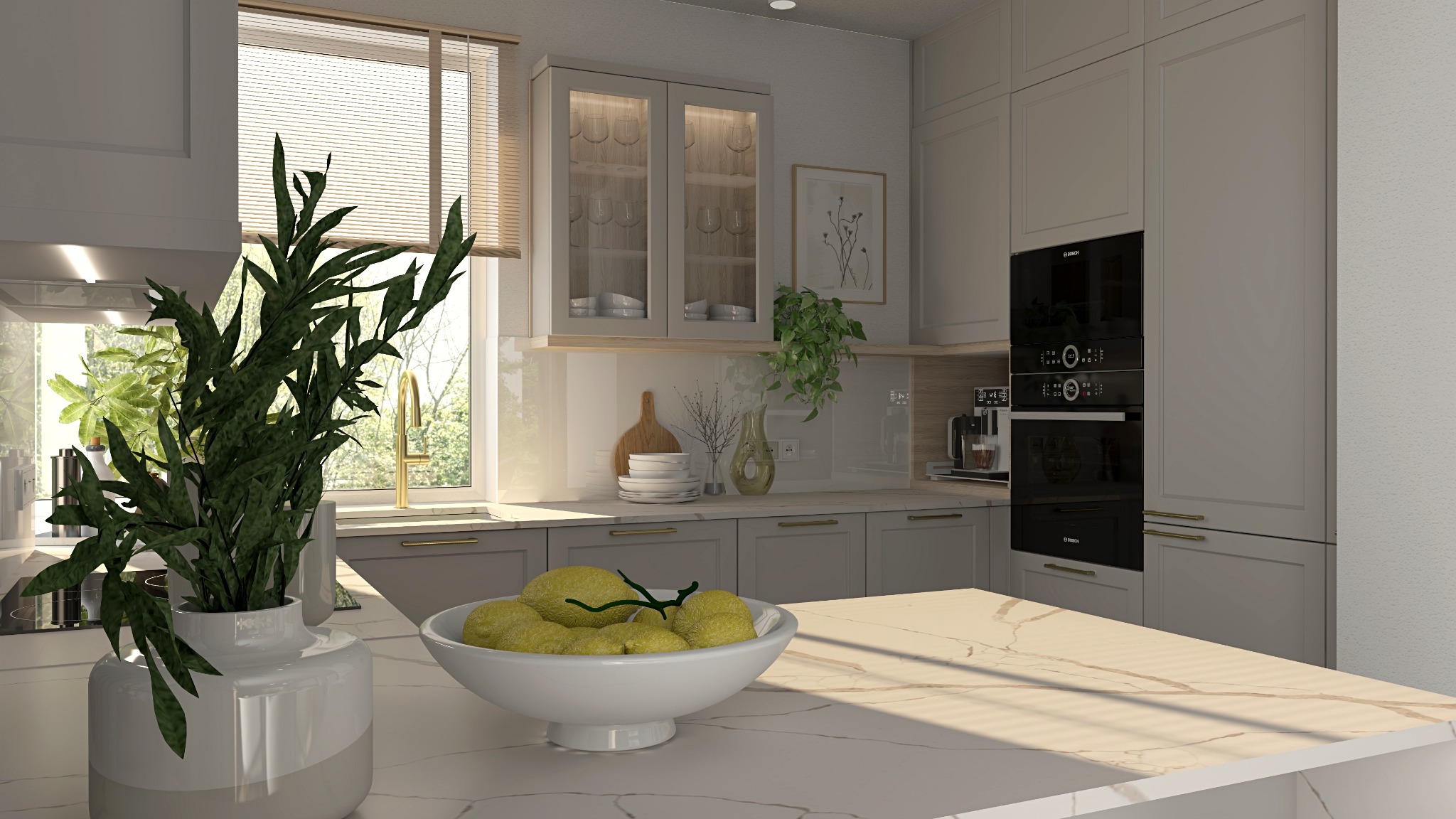 Jasna kuchnia z marmurowym blatem, na którym stoi biała misa z cytrynami i wazon z zieloną rośliną. W tle okno z widokiem na zieleń, zabudowane szafki z przeszklonymi drzwiczkami oraz piekarnik...