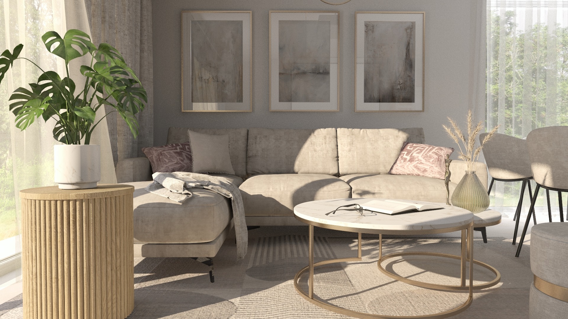 Jasny salon z beżową sofą, okrągłym marmurowym stolikiem kawowym z książką i okularami, trzema obrazami na ścianie, rośliną Monstera na drewnianym stoliku pomocniczym oraz krzesłami w tle