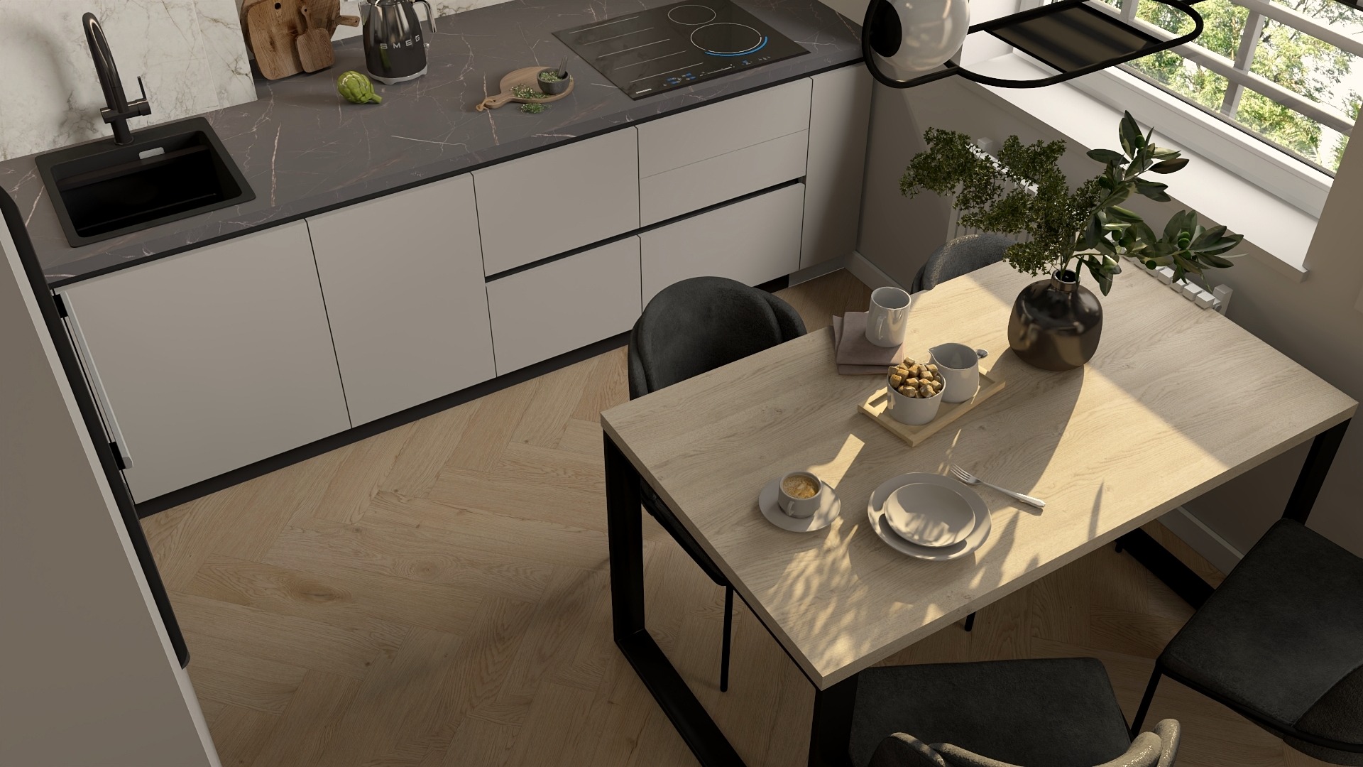 Wnętrze kuchni z jadalnią: jasna drewniana podłoga w jodełkę, szare szafki kuchenne z czarnym blatem, stół z czarnymi nogami nakryty do śniadania, czarne krzesła, roślina w ciemnym wazonie na stole.