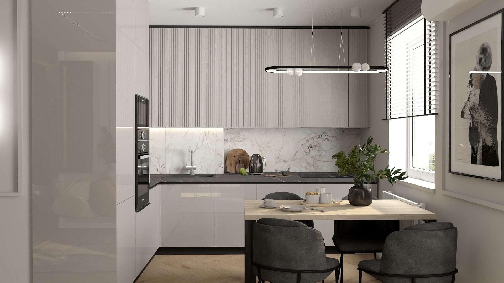 Nowoczesna kuchnia z jadalnią: białe szafki z ryflowanymi frontami, marmurowy backsplash, czarny blat, stół z drewnianym blatem i szarymi krzesłami, designerska lampa wisząca, obraz w czarnej ramie...