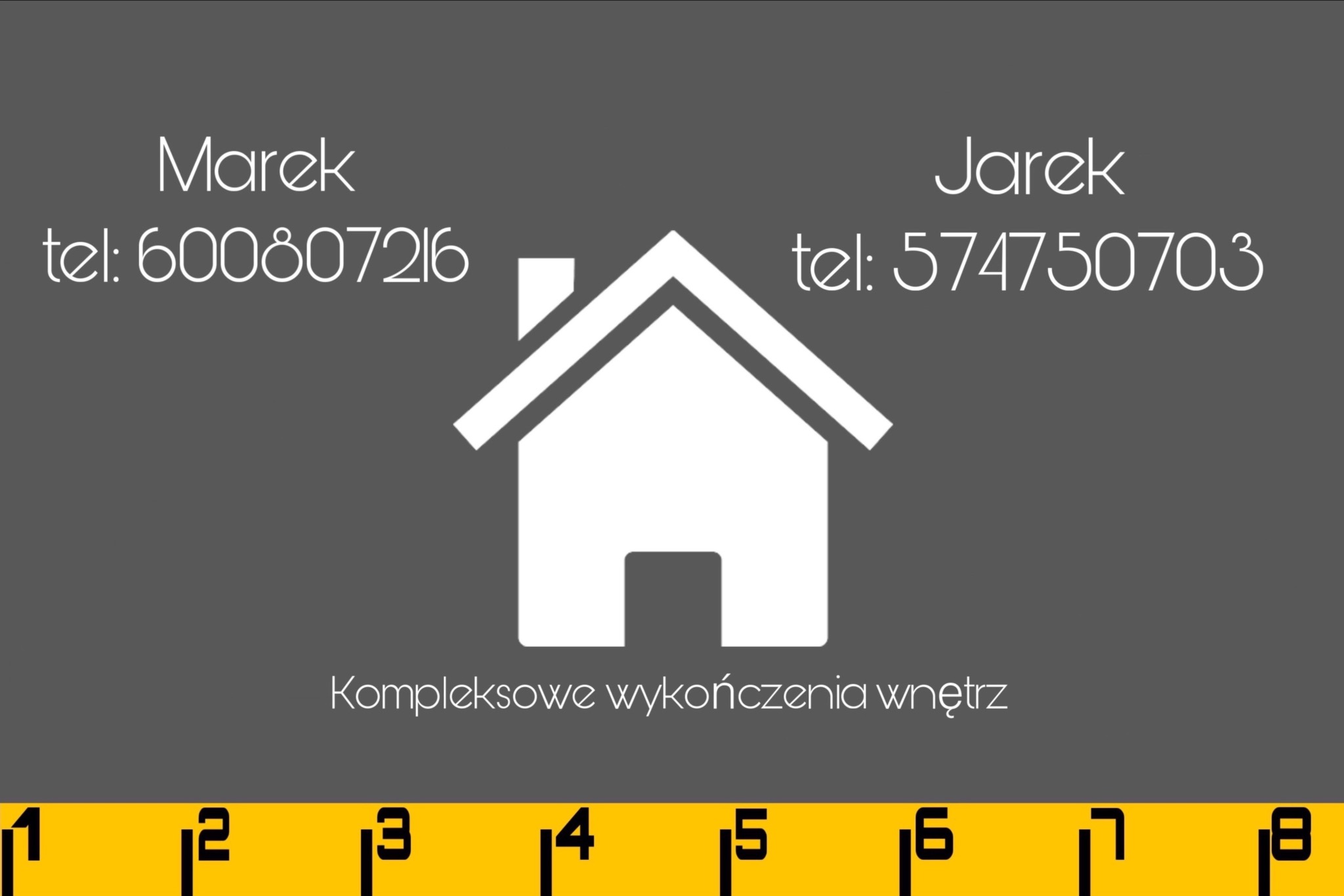 Wizytówka firmy oferującej kompleksowe wykończenia wnętrz, z imionami Marek i Jarek oraz numerami telefonów, na szarym tle z białym symbolem domu i żółtym paskiem na dole z podziałką.