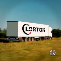 Ciężarówka z naczepą z logo firmy Lorton, jadąca pośród traw w słoneczny dzień.