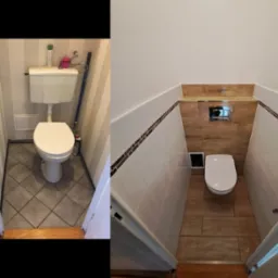 Porównanie stanu łazienki przed i po zmianie: po lewej toaleta ze starymi płytkami i tapetą w paski, po prawej nowoczesna toaleta z drewnopodobnymi płytkami podłogowymi i ściennymi, oraz białymi...