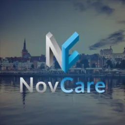 Logo firmy NovCare z abstrakcyjnym symbolem w kolorach szaro-srebrnym i niebieskim, umieszczone na tle panoramy miasta nad wodą z odbiciem w tafli.
