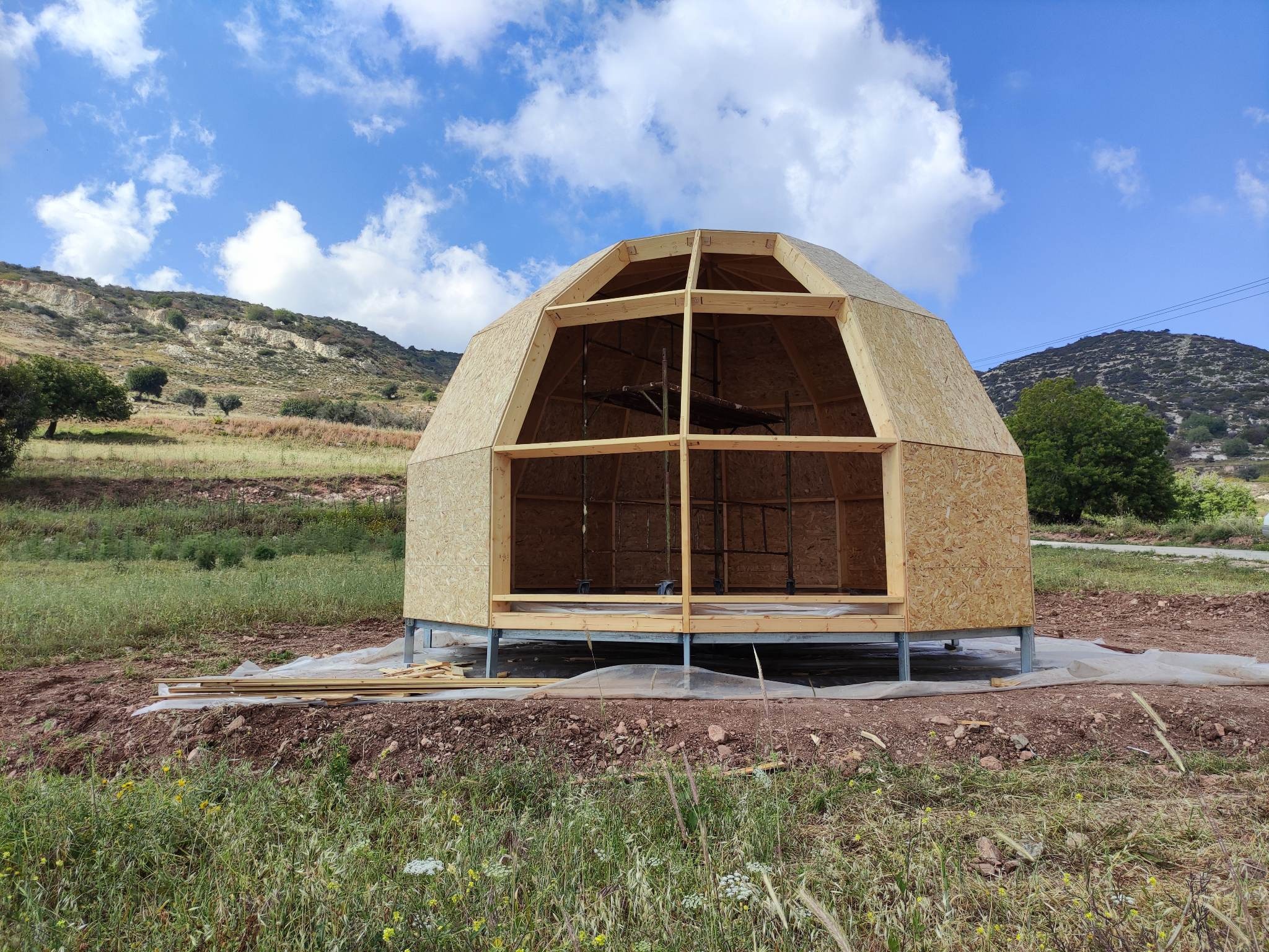 Dom kopułowy w budowie