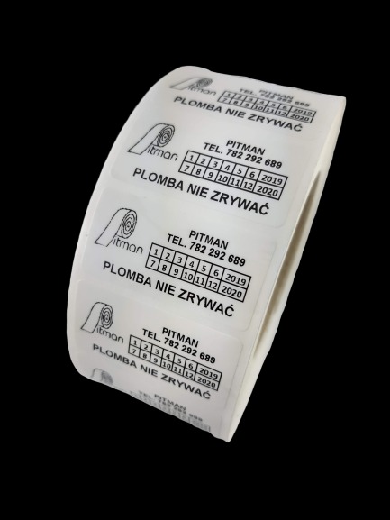 Rolka białych etykiet z czarnym nadrukiem 'PITMAN TEL. 782 292 689 PLOMBA NIE ZRYWAĆ' oraz tabelą z datami 2019 i 2020, widoczne logo firmy.