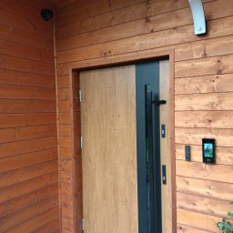 montaż i integracja współpracy monitoringu, wideodomofonów, inteligentnych zamków i automatycznego oświetlenia. Rozpoznawanie twarzy, odcisków palca, zdalna kontrola, przepustki tymczasowe, wykrywanie gości, intruzów i wiele innych