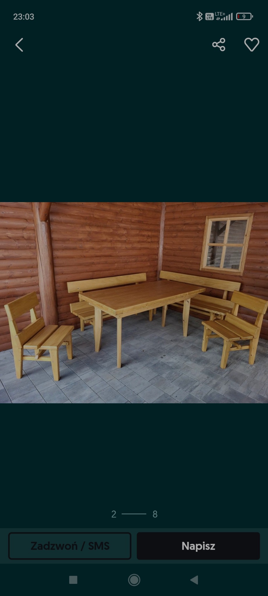 Stół i ławki z surowego drewna w rustykalnej altanie z drewnianą ścianą i małym oknem.