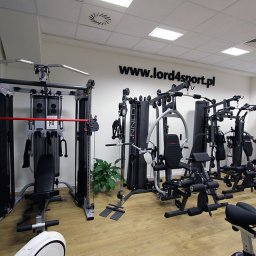 Maszyny, atlasy treningowe i bramy wielofunkcyjne dla kompletnych treningów siłowych