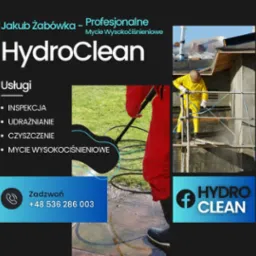 Grafika reklamowa firmy HydroClean: pracownik w żółtym kombinezonie myje elewację budynku z rusztowania pod ciśnieniem, obok zbliżenie na czyszczenie kostki brukowej, logo firmy i dane kontaktowe.