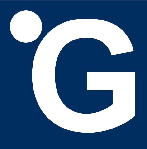 Białe logo w kształcie litery G z kropką w lewym górnym rogu na granatowym tle.