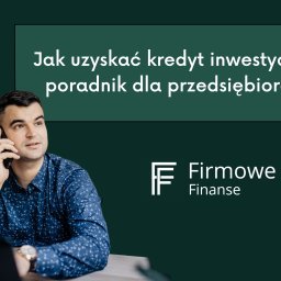 Firmowe Finanse. Kredyty dla firm, kredyt na spłatę ZUS i US, kredyt dla spółki. - Mężczyzna w koszuli w drobny wzór rozmawia przez telefon, obok laptop, na tle logo 'Firmowe Finanse' i tekstu 'Jak uzyskać kredyt inwestycyjny: poradnik dla przedsiębiorców'.