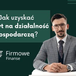 Firmowe Finanse. Kredyty dla firm, kredyt na spłatę ZUS i US, kredyt dla spółki. - Mężczyzna w garniturze siedzi przed zielonym tłem z napisem 'Jak uzyskać kredyt na działalność gospodarczą?' i logo Firmowe Finanse.