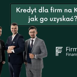 Firmowe Finanse. Kredyty dla firm, kredyt na spłatę ZUS i US, kredyt dla spółki. - Trzech uśmiechniętych mężczyzn w garniturach na ciemnozielonym tle z tekstem 'Kredyt dla firm na KPIR: jak go uzyskać?' i logo 'Firmowe Finanse'.