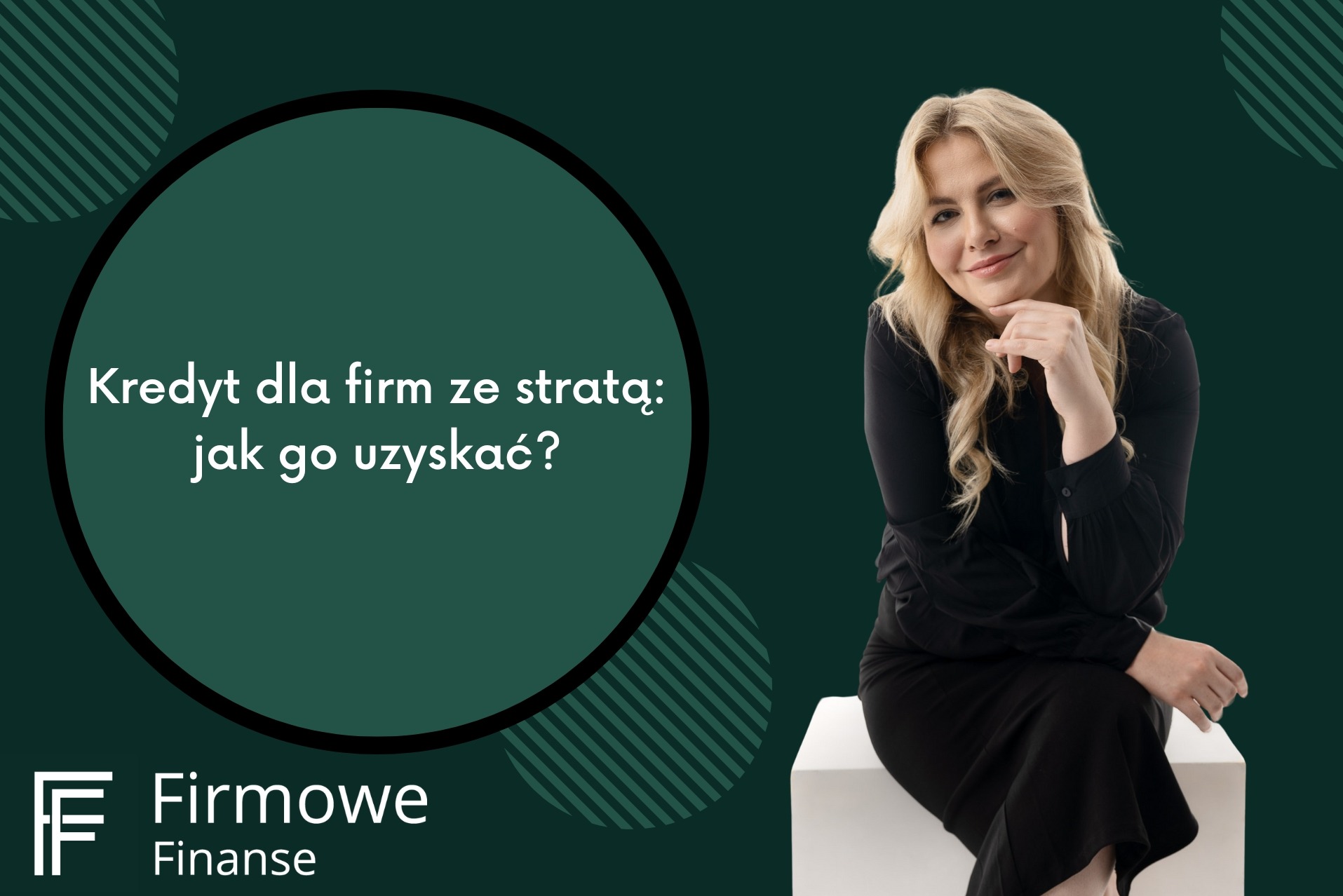 Portret uśmiechniętej blondwłosej kobiety w czarnym stroju, siedzącej na białym sześcianie, z tekstem 'Kredyt dla firm ze stratą: jak go uzyskać?' i logo 'Firmowe Finanse' w lewym dolnym rogu...