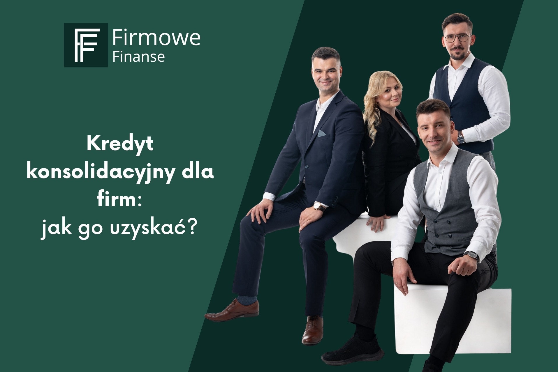 Cztery osoby w garniturach, uśmiechnięte, siedzą na białym podeście na zielonym tle. Na pierwszym planie napis: Kredyt konsolidacyjny dla firm: jak go uzyskać?
