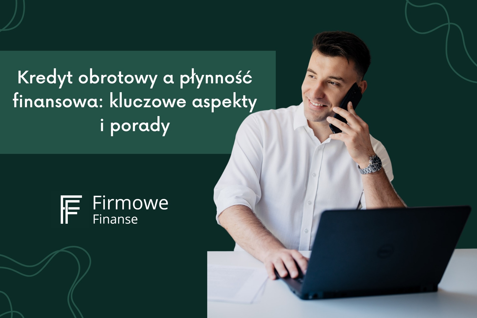 Uśmiechnięty mężczyzna w białej koszuli rozmawia przez telefon i pracuje na laptopie, na nadgarstku widoczny zegarek.